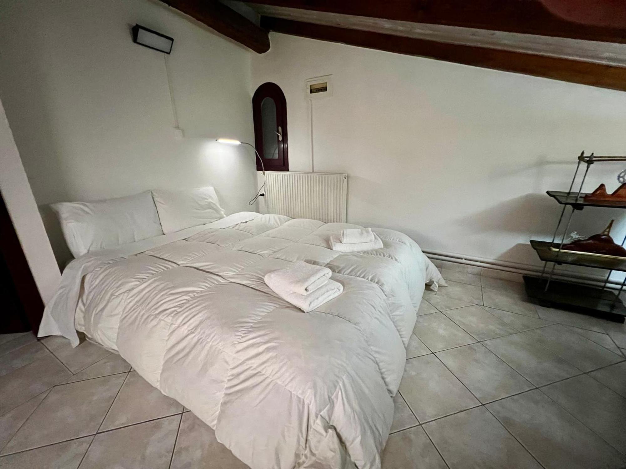 Apartment σοφιτα ξυλο μεταλο γυαλι *