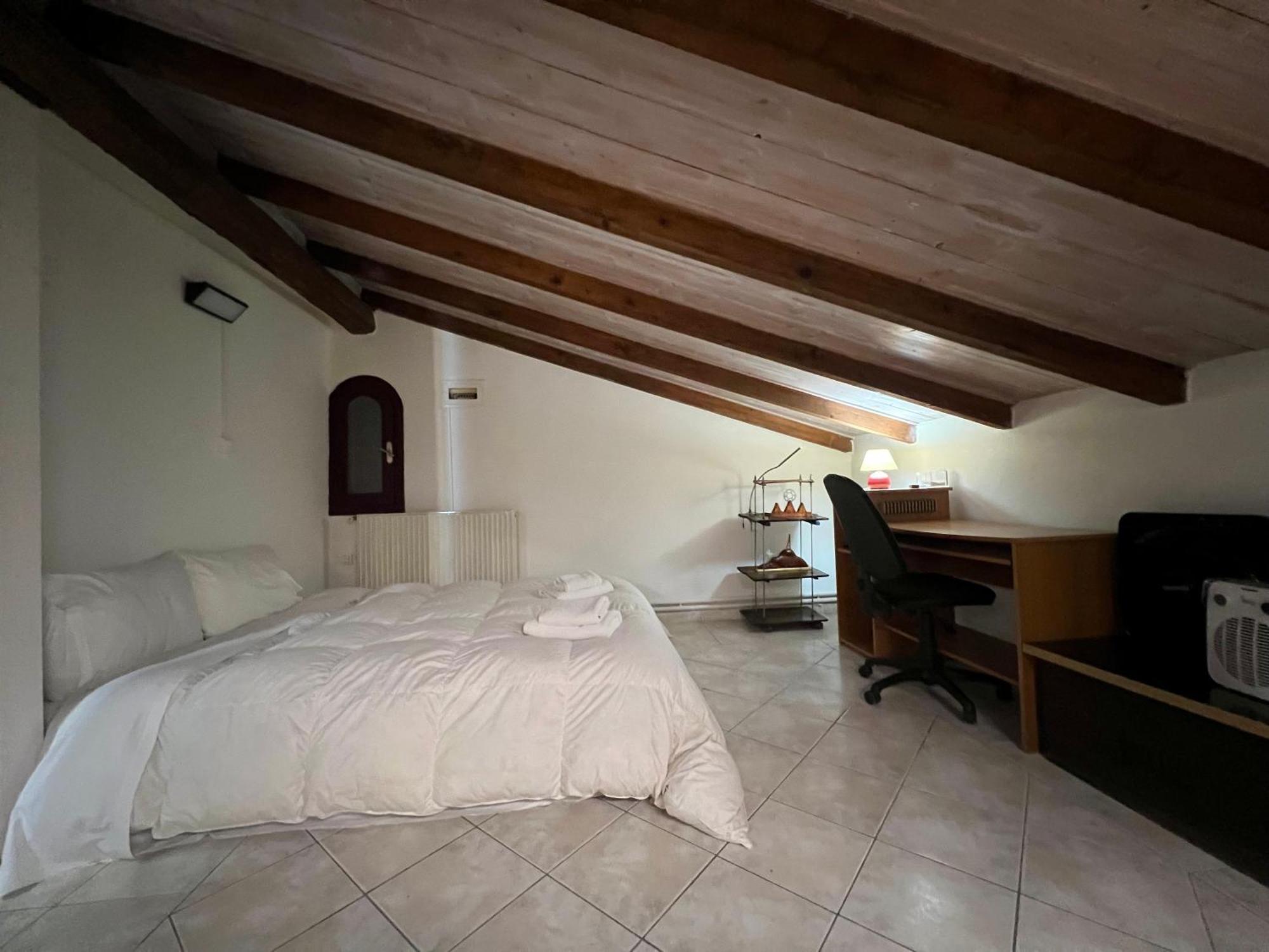 Apartment σοφιτα ξυλο μεταλο γυαλι