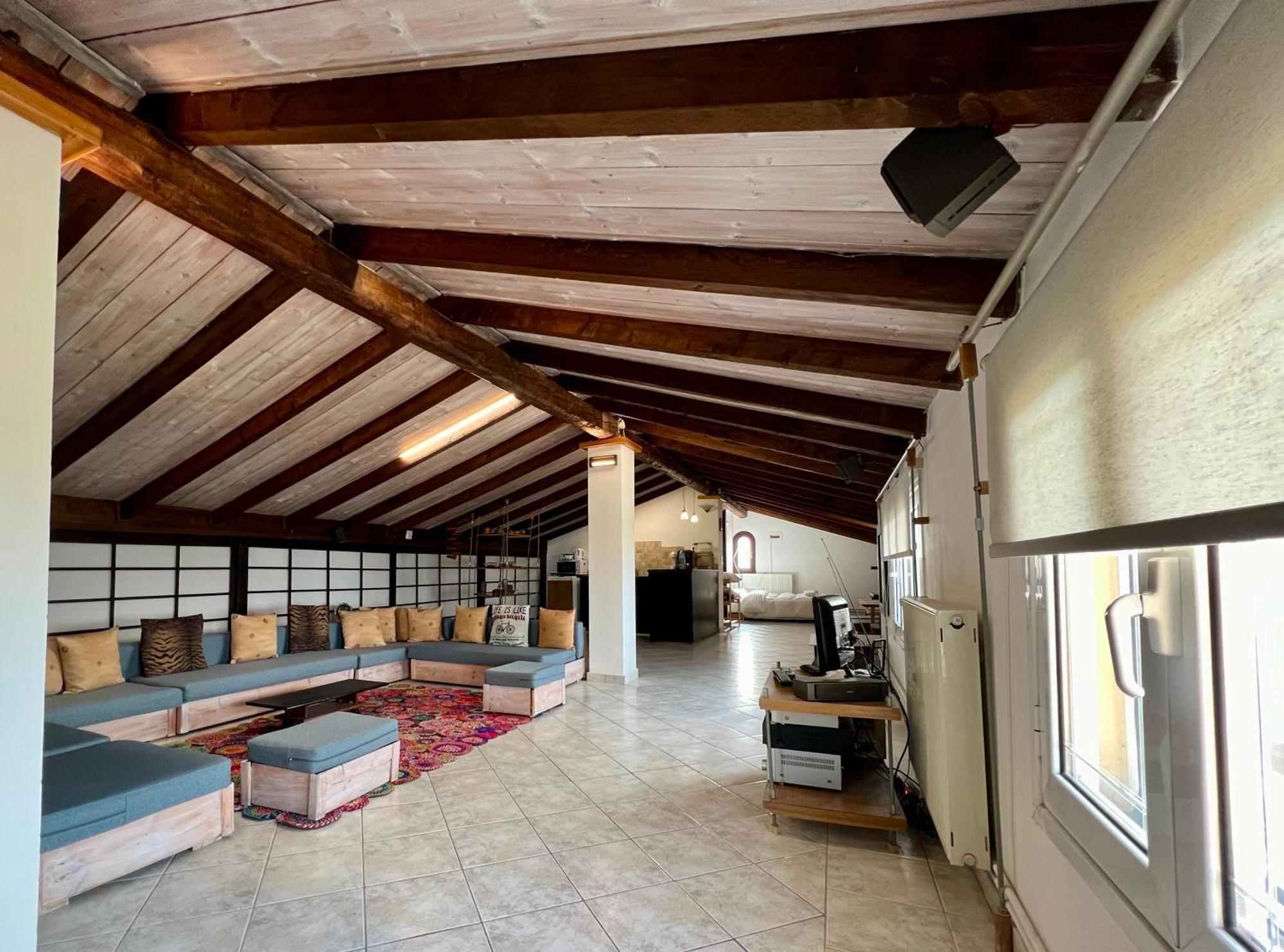σοφιτα ξυλο μεταλο γυαλι Apartment *